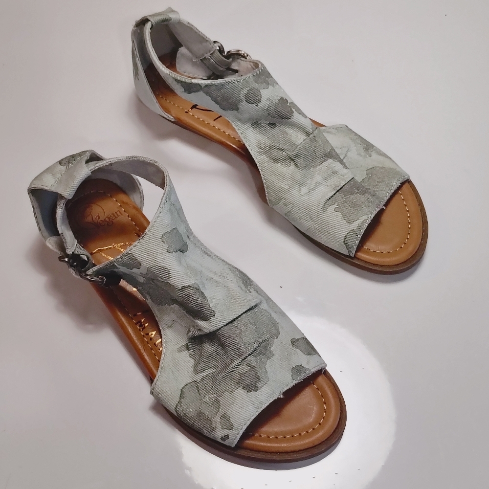 Blow Fish Malibu Women's Grey Camouflage Open-Toe Sandals Size 7.5 NWNB